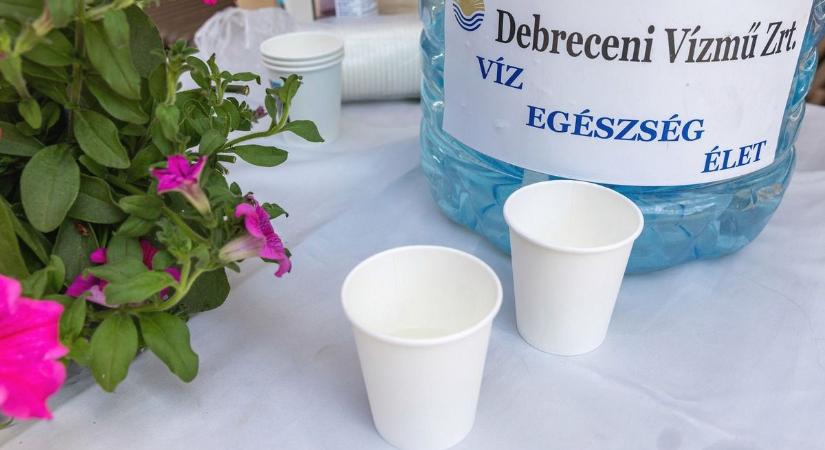 Ismét vizet osztanak a hőség miatt Debrecen belvárosában