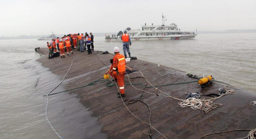 Összeütközött két hajó az Északi-tengeren több ezer liter olaj ömlött a vízbe