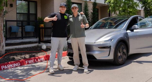 A Tesla büszkén mutatta be első teljesen önvezető autóját… tilosban parkolva