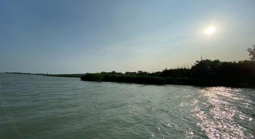 Pőre fürdőzőket csíptek el a strandolók a Balatonon fotó