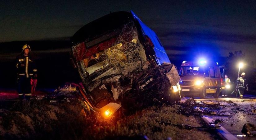 Halálos buszbaleset történt az elátkozott útszakaszon - megrázó fotókon a tragédia