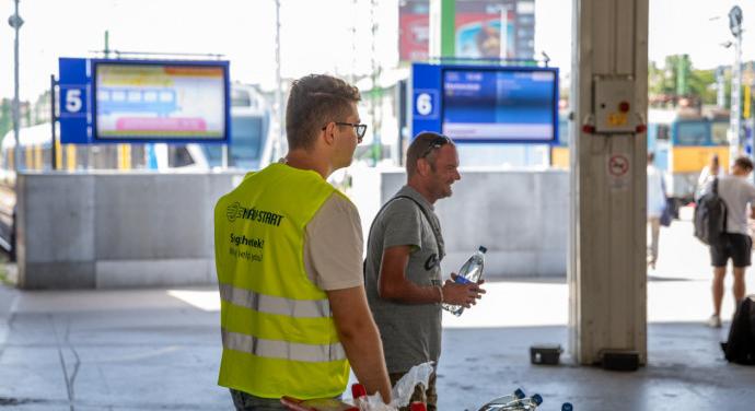 Hőségriasztás: a MÁV-csoport csütörtöktől díjmentesen biztosít vizet utasainak a forgalmasabb állomásokon