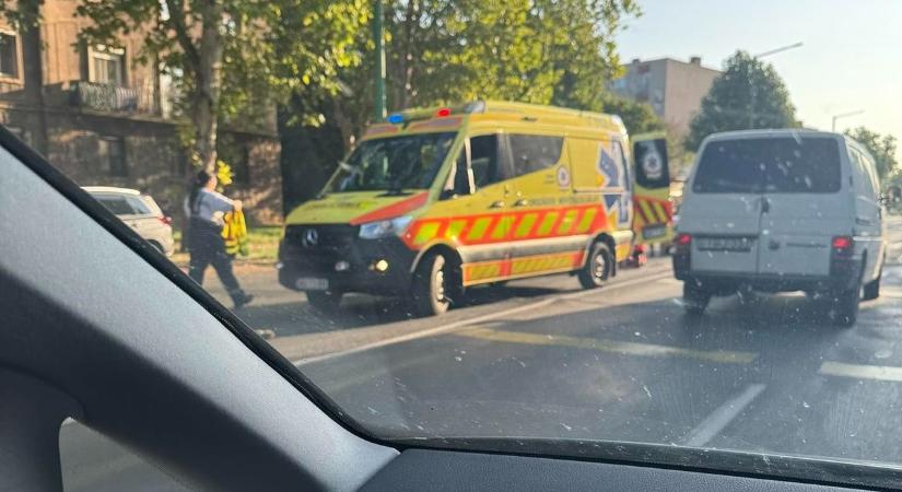 Baleset rázta meg a reggeli forgalmat Dunaújvárosban – gyalogost gázoltak, mentőhelikopter is érkezett