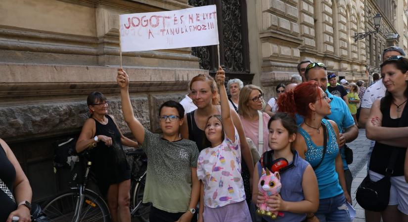 Gyermekvédelem: Iványi Gáborék bezáratott iskolája feltámadt, de a kormány nem engedi, hogy újra iskola legyen