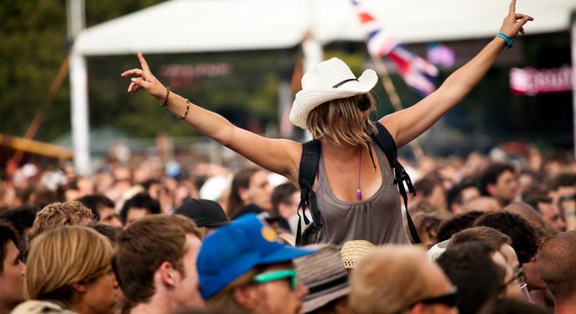 Érik a botrány a 2025-ös Sziget fesztiválon: kitiltják Magyarországról a Kneecapet, mit lépnek a szervezők?