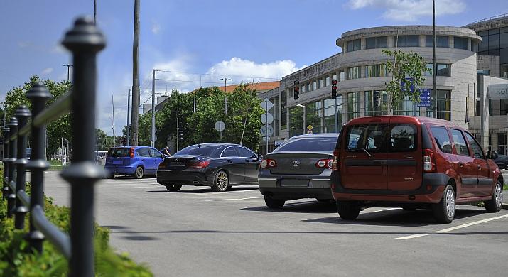 Ingyenes lesz a parkolás az iskolák, óvodák környékén egy bizonyos idősávban