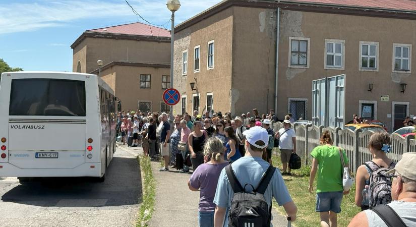 A MÁV vizet oszt – „a készlet erejéig”, és lehetőleg csak a jeggyel, bérlettel rendelkezőknek