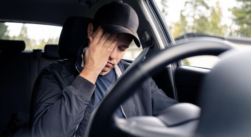 Kiborult a volánnál, dühében büntetőfékkel „jutalmazta” a tanulóvezetőt