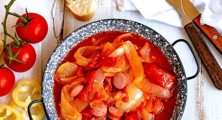 Tartalmas, szaftos lecsó virslivel: csípős receptet mutatunk
