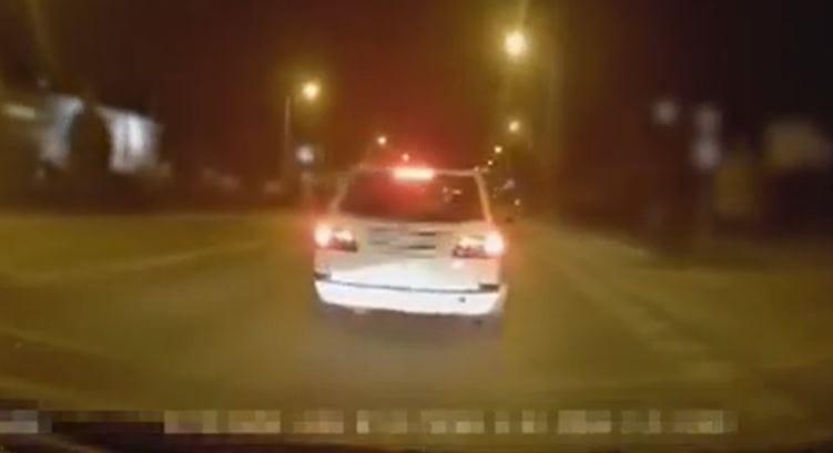 Tanulóvezetőt leckéztetett büntetőfékezéssel egy dühös autós – videó