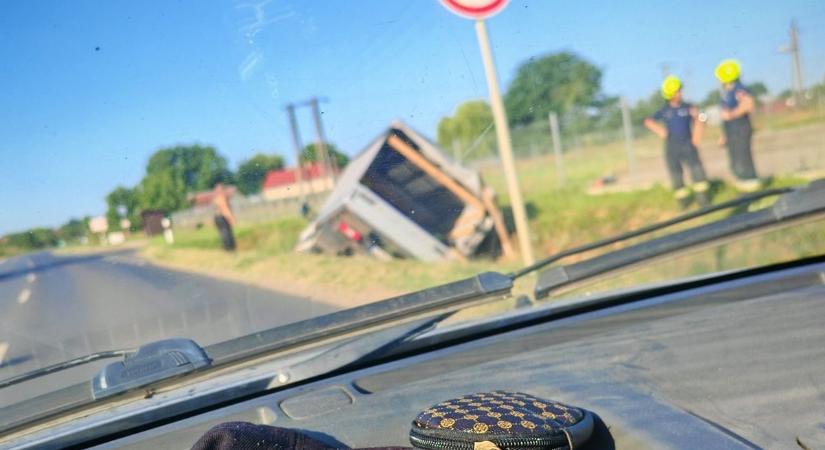 A sofőr máshogy képzelte el az utat, de végül az árokban végezte