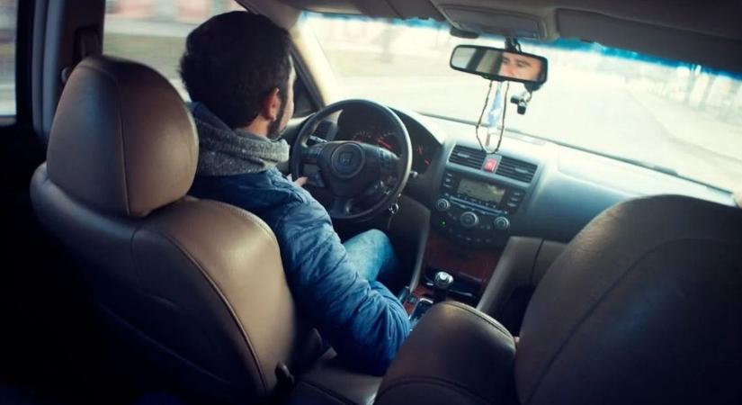 Részegen, jogsi nélkül rongyolt bele az előtte haladó autóba egy sofőr Szombathelyen