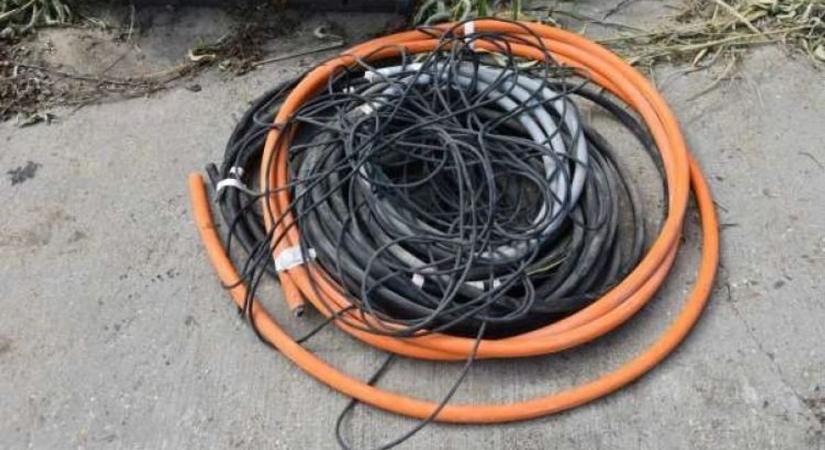 Biciklin tolták a lopott kábeleket – nem jutottak túl messzire