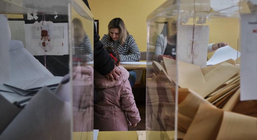 Előrehozott választások kiírásán gondolkodik a hatalom
