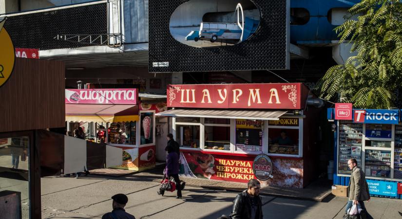 Mától először államnyelven kötelesek megszólítani a vevőt a bolti eladók Ukrajnában