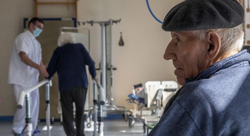 A szociális dolgozók szerint világnézeti alapon válogatnak köztük az egyházi intézmények