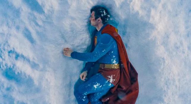 James Gunn elmagyarázta, miért lehet elgyepálni az ő Supermanjét