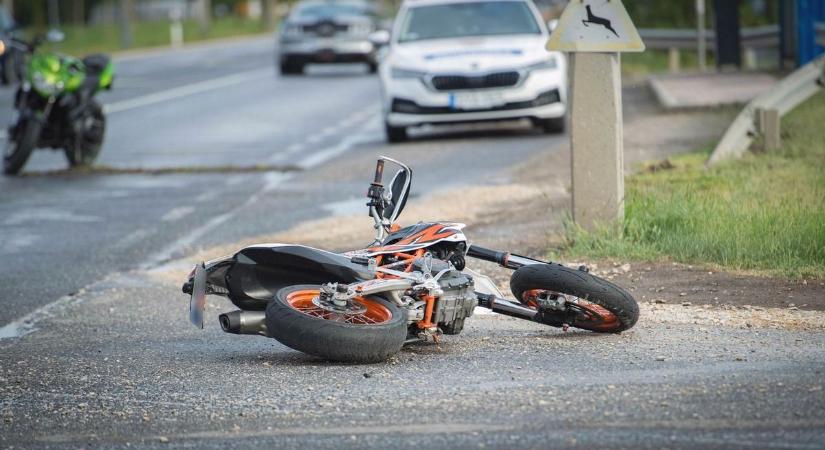Nagy lehet a baj: motoros ütközött autóval a 6-oson