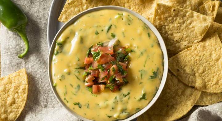Cheddar sajtos mártogatós chilivel: tortillachipsszel az igazi