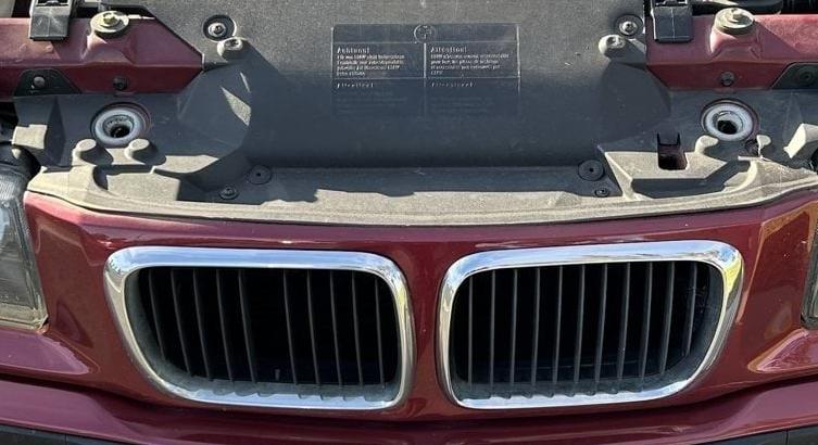 Lementek hídba a rendőrök, amikor belülről is látták ezt a BMW-t
