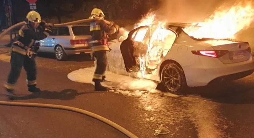 Négy fiatalnak kellett menekülni, miután kigyulladt egy Alfa Romeo hajnalban
