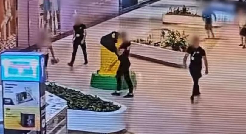 Balhé a plázában: őrre támadt, droggal bukott le (VIDEÓ)
