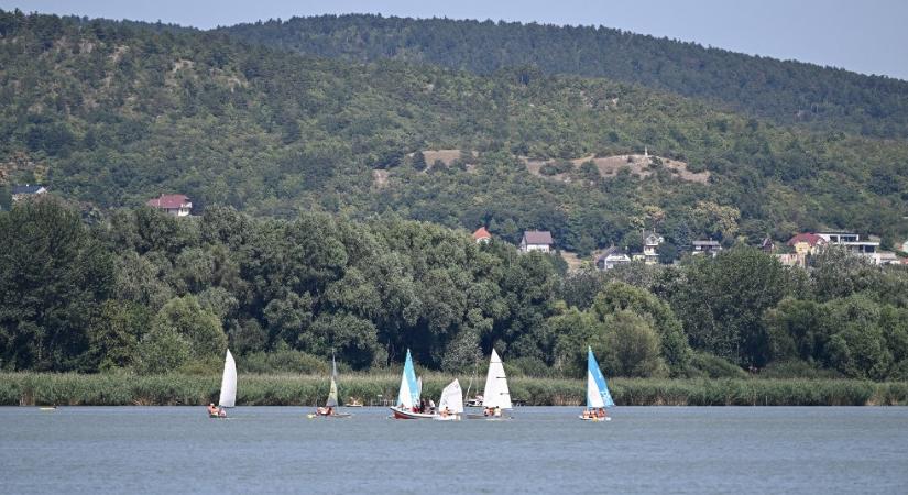 Rejtélyes fénycsík jelent meg a Balaton felett, kamera is rögzítette