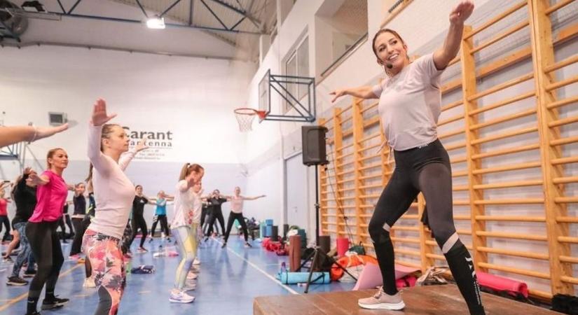 Nem hiszed el melyik celeb tűnt fel a győri cukrászdában! - fotó