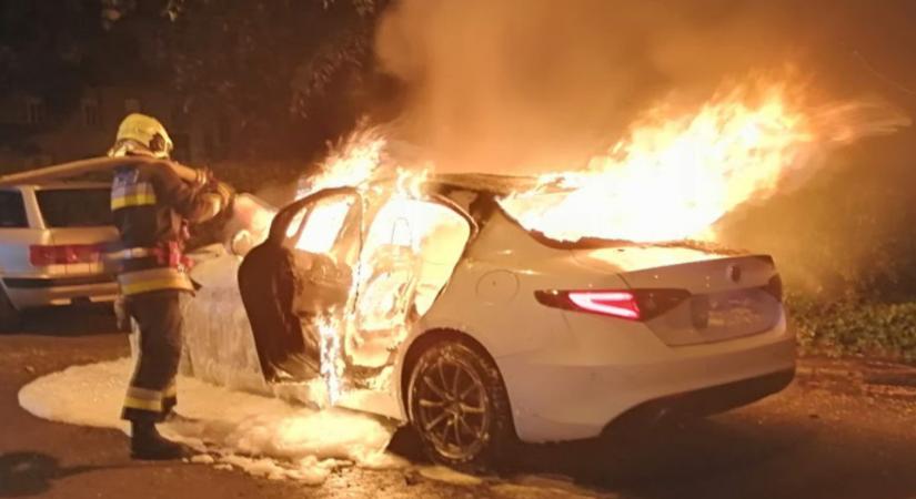 Menet közben füstölt, majd kigyulladt egy autó Budán
