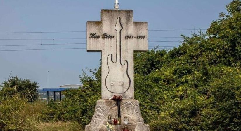 Az Edda gitárosára méltó módon emlékeznek Pusztaszabolcson