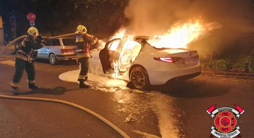 Négy fiatal utazott az Alfa Romeóban, ami hajnalban kigyulladt a XII. kerületben