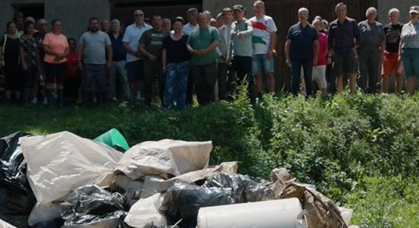 „Tiszta Zemplénért”: Több mázsa szemetet szedtek össze 2 óra alatt Wáberer Györgyék