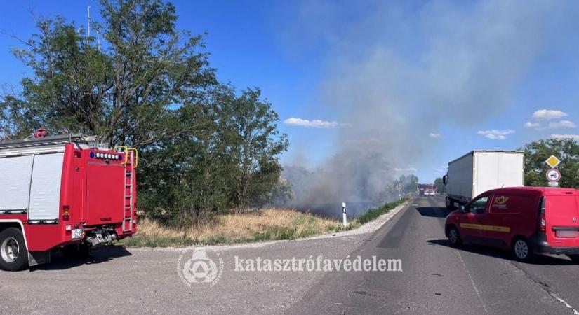 Baleset Berettyóújfalunál: kamion és kisteherautó ütközött, hatalmas tűz lett belőle – fotókkal!