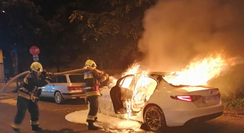 Menet közben füstölt, majd kigyulladt egy autó, négyen utaztak benne