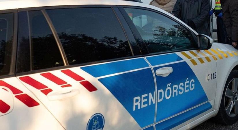 Szalmabálákat szállító traktor borult fel Hevesnél