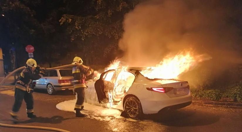 Kigyulladt egy autó a Rózsadombon, négy fiatal utazott benne