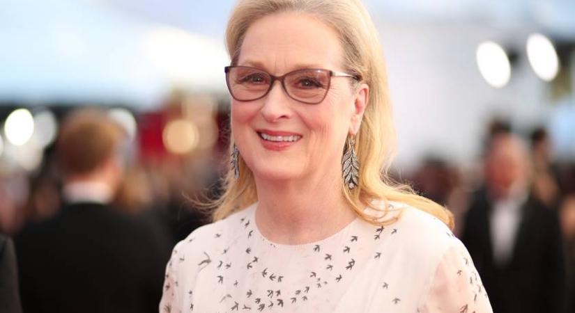 Meryl Streep ilyen dögösen fest Az ördög Pradát visel 2 forgatásán: Anne Hathawayről is készült friss fotó