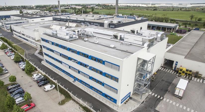 Több száz kilós elem zuhant rá, és nyomta halálra a győri Nemak gyár egy munkását