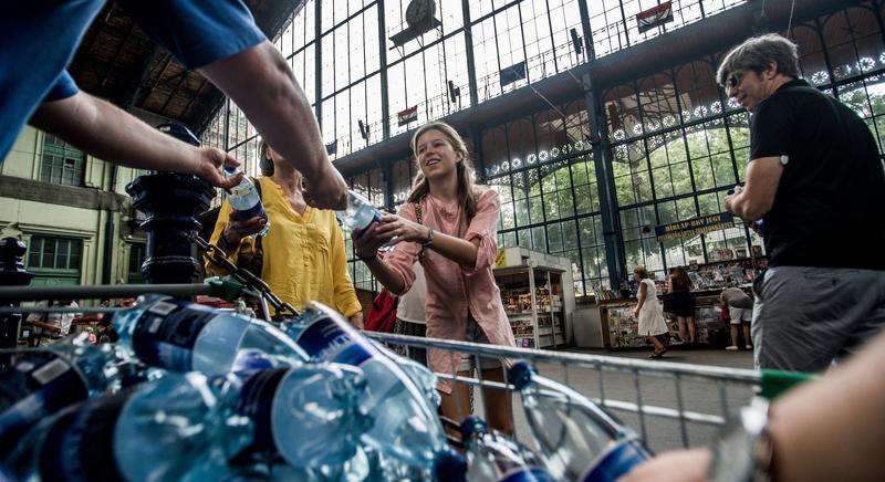 Vízosztás a forgalmasabb pályaudvarokon és buszállomásokon