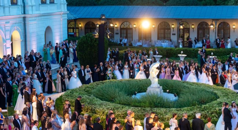 Az Opera hangjai ismét felcsendülnek az idén 200 éves füredi Anna-bálon