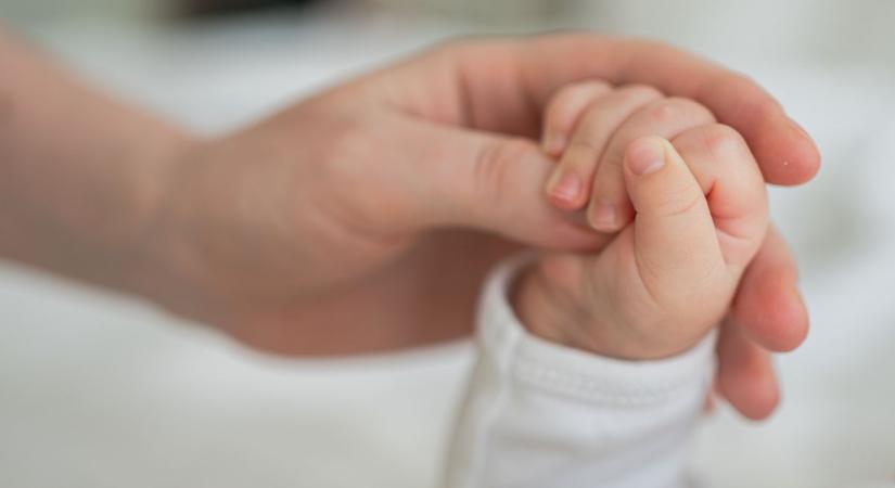 Több mentőt is riasztani kellett egy szolnoki kismamához, nem átlagos szülés indult meg nála