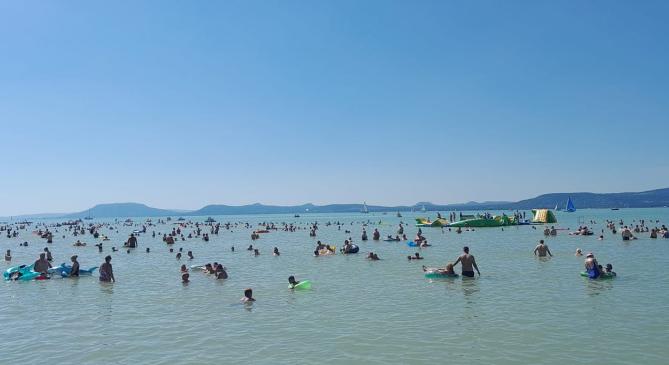 Elhalasztják a Balaton-átúszást