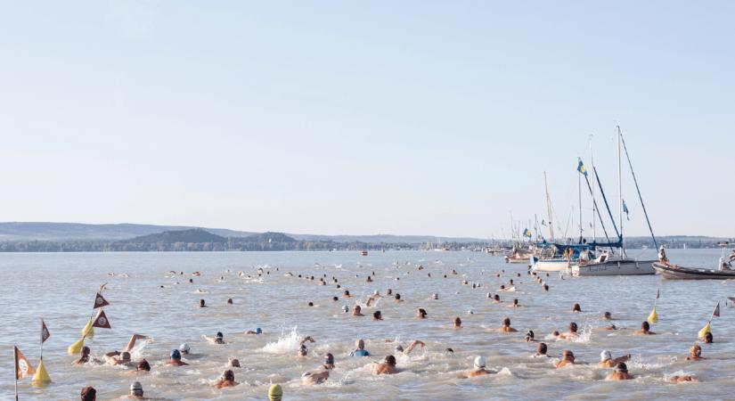 Elhalasztották a Balaton-átúszást