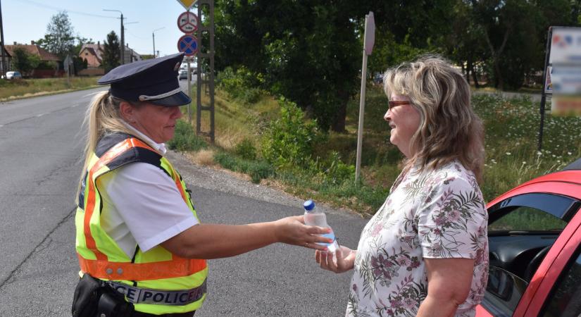 Ezúttal frissítő akciót tartottak a berettyóújfalui rendőrök a főutakon