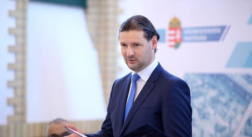 Kevesebb a közbeszerzés, de egyre drágábbak