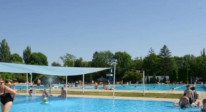 Csökkent a fürdők látogatottsága – az emberek félnek a vizek minőségétől