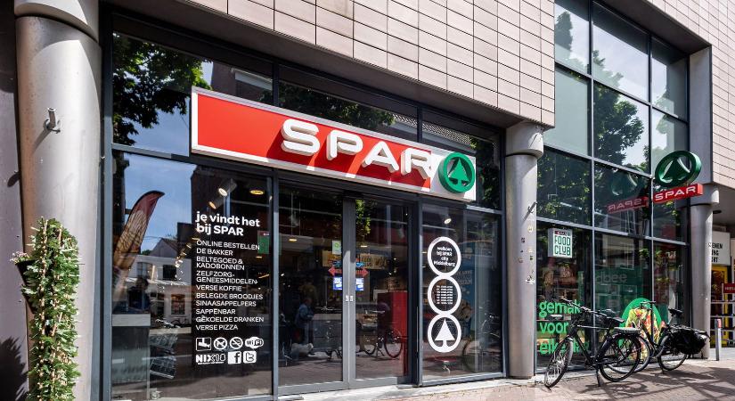 Teljesen megőrült a Spar? Különös felirat jelent meg az akciós újságjukban, már több ezren indítottak rohamot