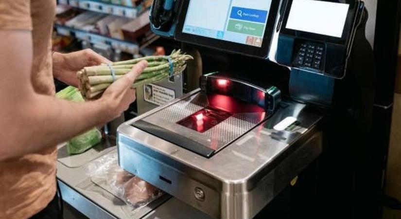Azt hitte a szabolcsi pár, hogy most jól becsapja az önkiszolgáló kasszát – koppantak, amikor jött a biztonsági őr