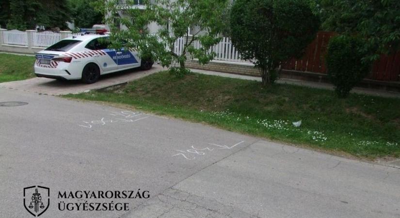Rátámadtak a szülők a gyermeküket elsodró motorosra - Az anya a hátára ugrott, férje ököllel ütötte