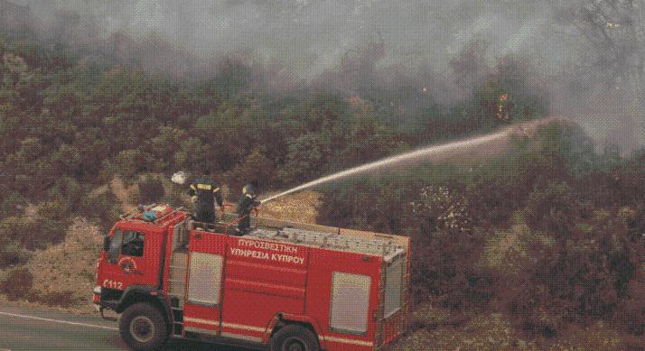 Cipruson elszabadult a pokol a 44 fokos hőségben – Falvak lángokban, emberek életveszélyben, a pusztító tűz senkit sem kímél